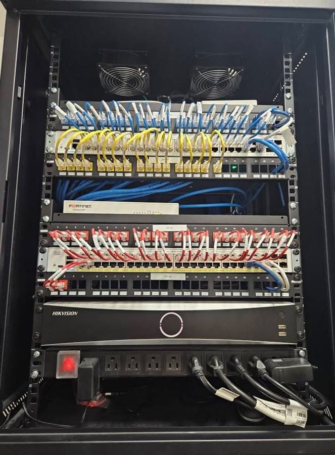 Instalación de gabinete con switches Fortinet y Hikvision
