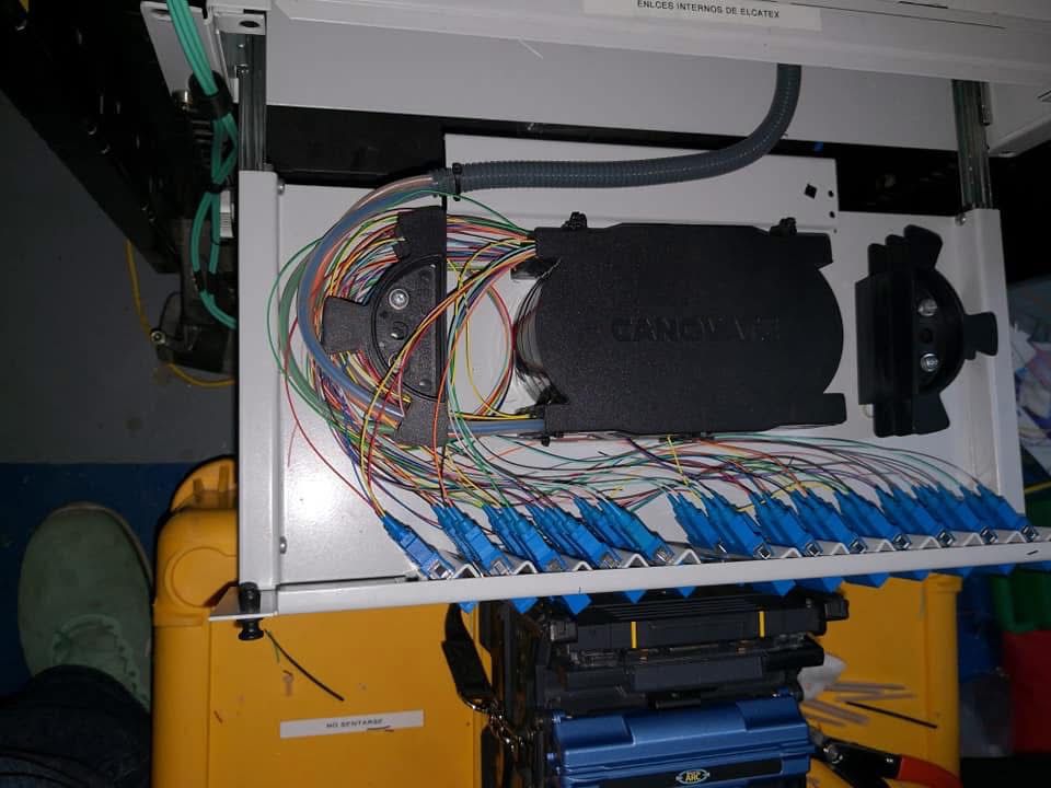 Bandeja de fusión de fibra óptica con conectores instalados