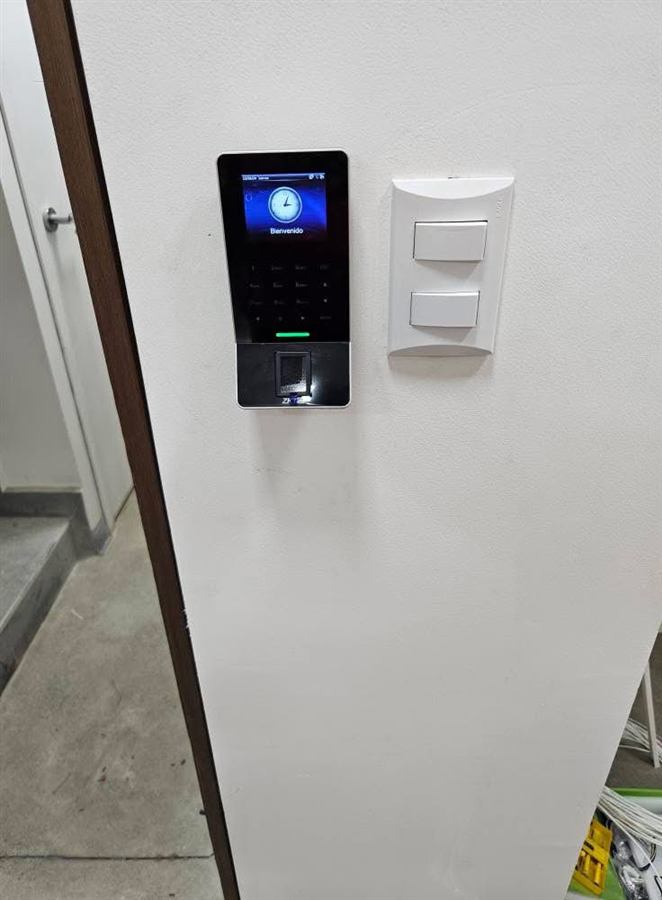 Lector biométrico de control de acceso
